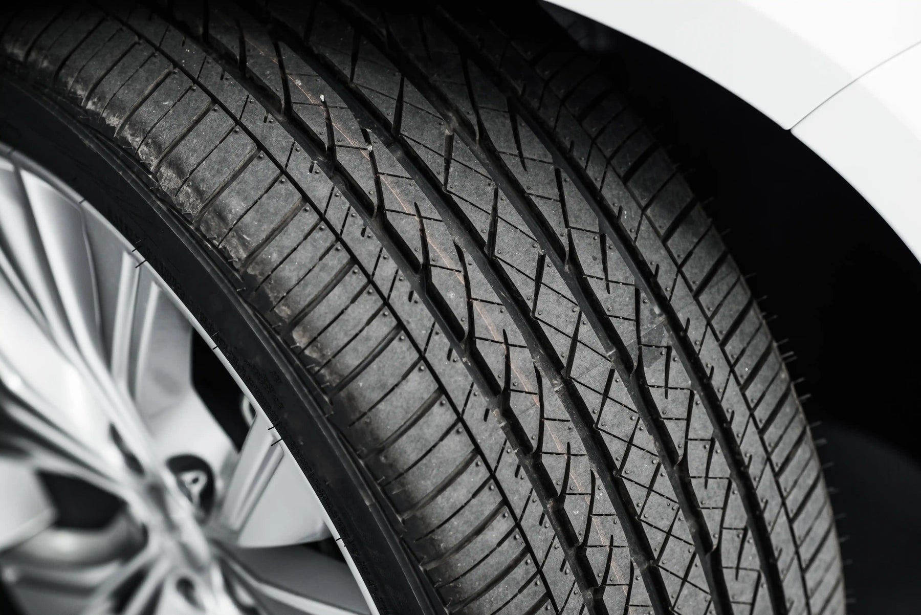Reifenpflege am Auto mit SHILOX Reifenpflege für glänzende und geschützte Gummiteile