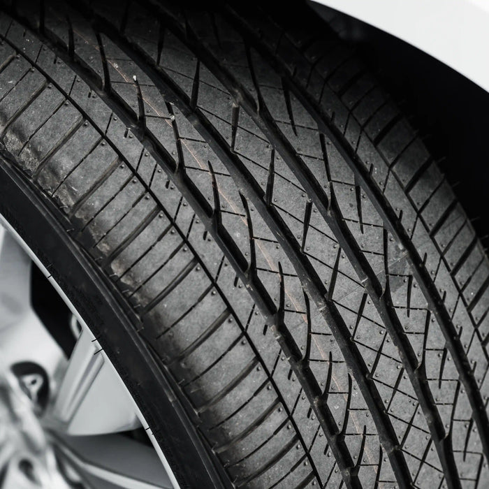 Reifenpflege am Auto mit SHILOX Reifenpflege für glänzende und geschützte Gummiteile