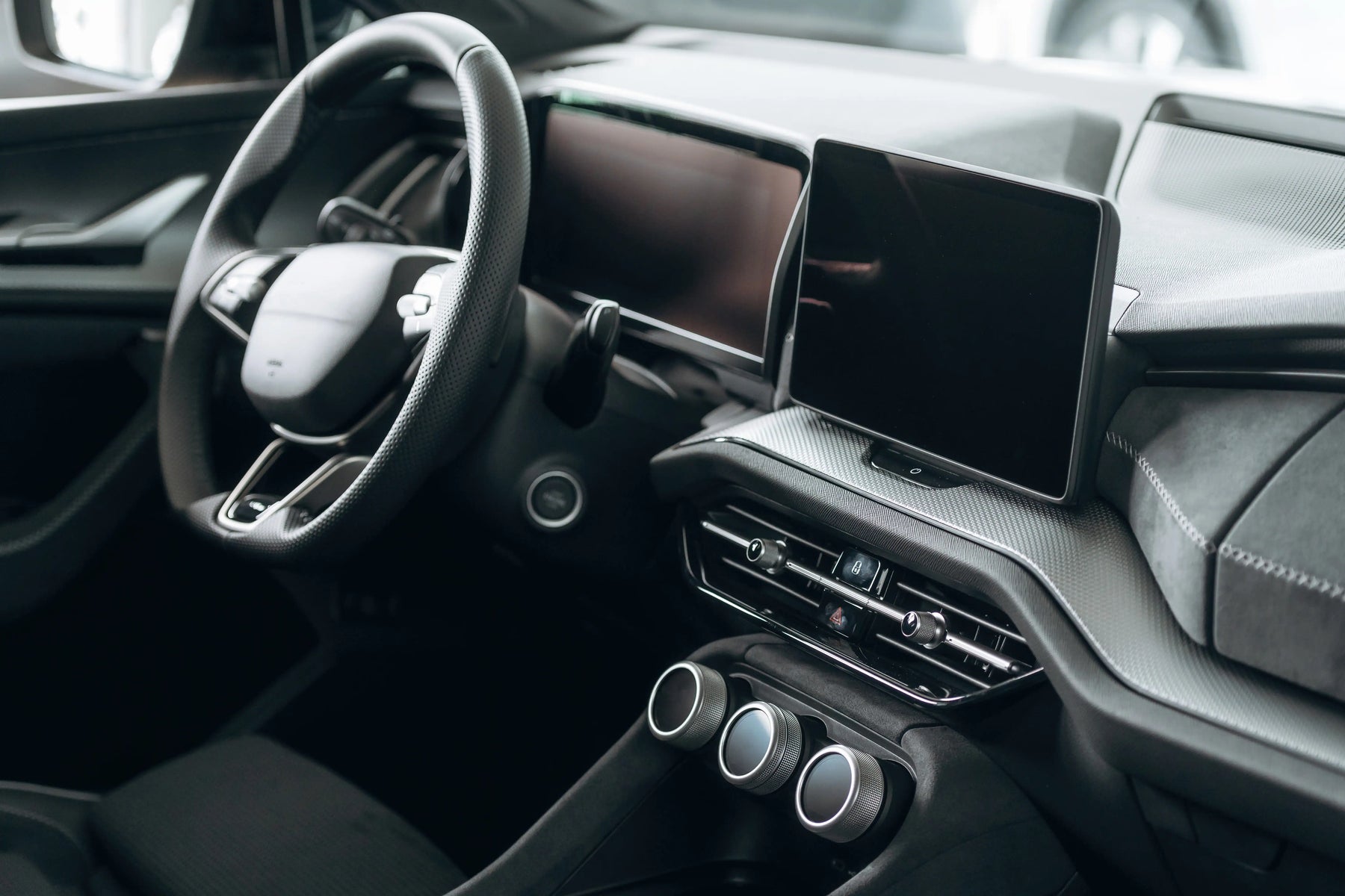 Autoinnenraum Reinigung mit SHILOX Cockpitpflege, Universalreiniger, Polsterreiniger und Glasreiniger