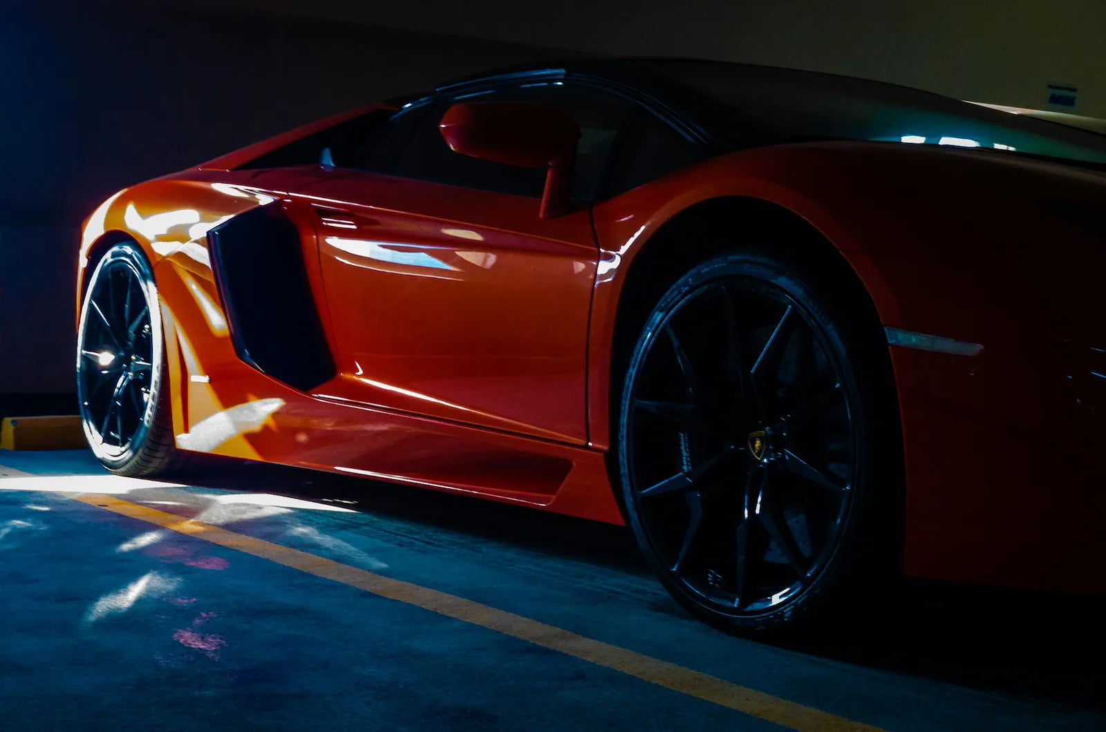 Sportwagen mit glänzendem Lack nach Keramikversiegelung durch Keramikspray