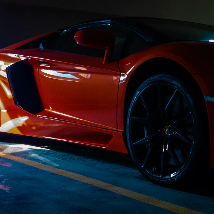 Sportwagen mit glänzendem Lack nach Keramikversiegelung durch Keramikspray