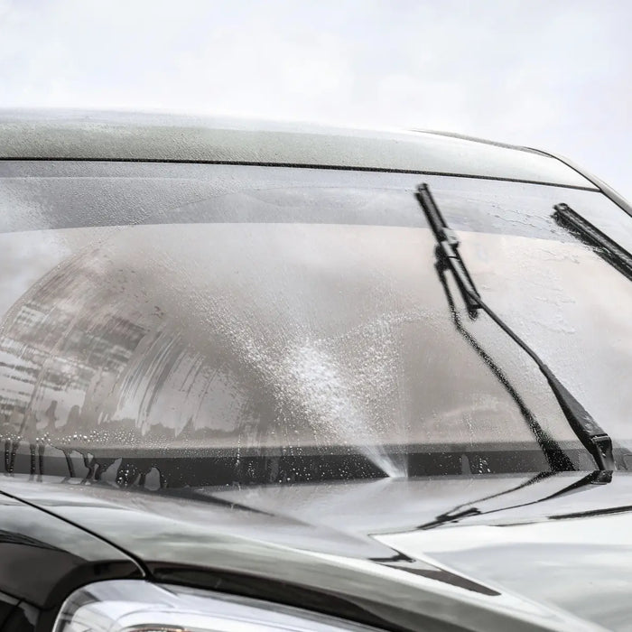 Nasse Autowindschutzscheibe mit Scheibenwischern vor der Reinigung mit dem SHILOX Glasreiniger