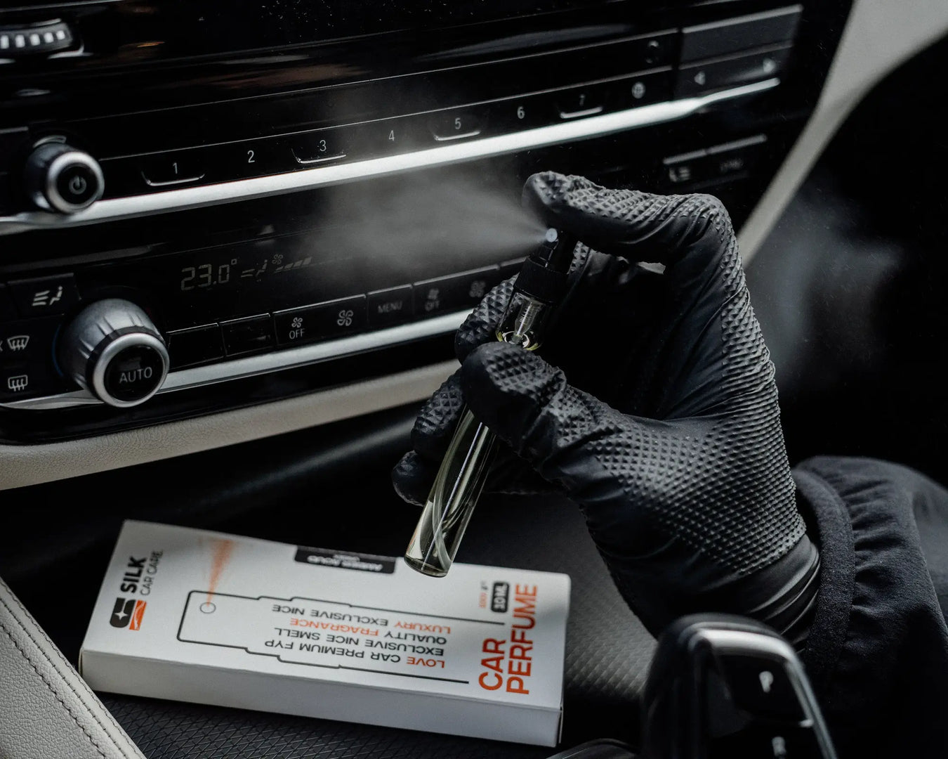 Auto Parfum Anwendung im Fahrzeuginnenraum