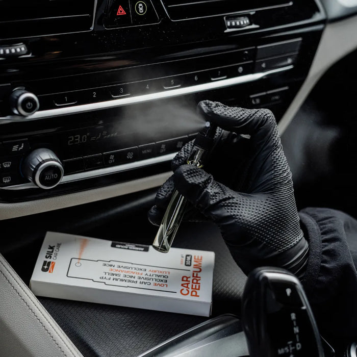 Anwendung von Auto Parfüm im Innenraum, feiner Duftsprühnebel im Fahrzeug