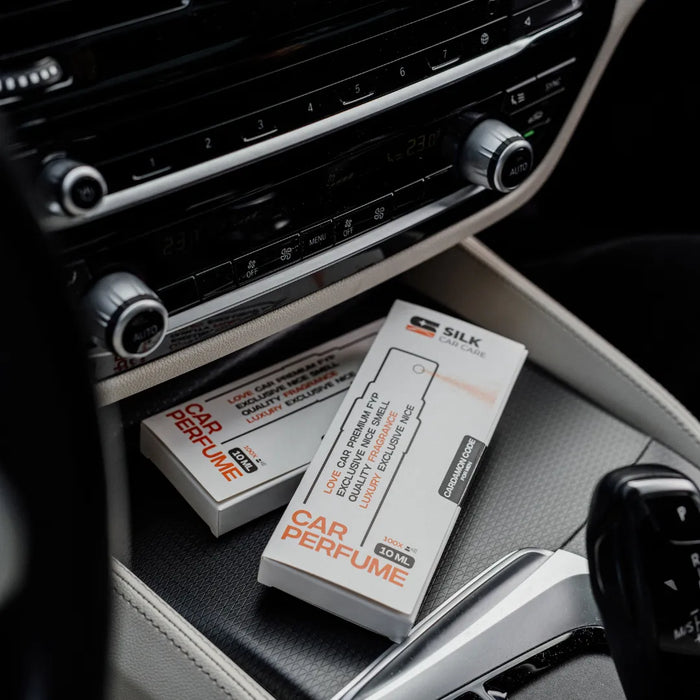 Auto Parfüm im Fahrzeuginnenraum, Premium Autoduft in Verpackung auf Mittelkonsole