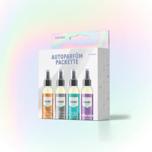 Autoparfüm-Kollektion mit 4 x 50 ml Duftflakons vor farbigem Hintergrund