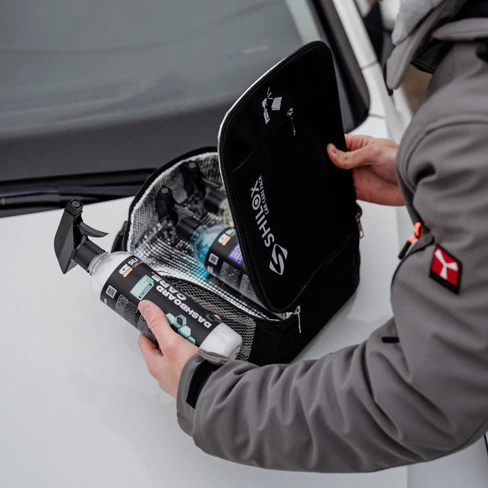 Autopflege-Tasche mit sortierten Reinigungsprodukten im Einsatz