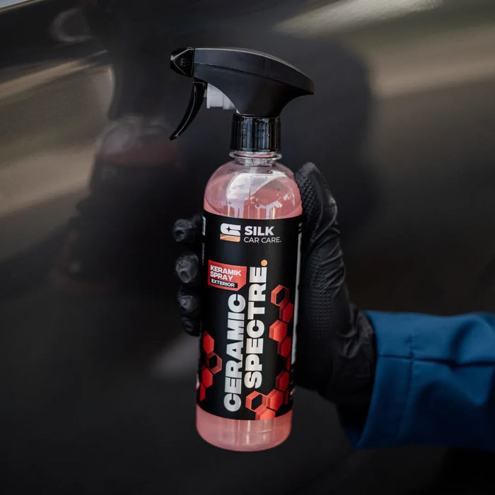 Anwendung des Ceramic Spectre Keramik Sprays auf Fahrzeuglack für schnellen Schutz und Glanz