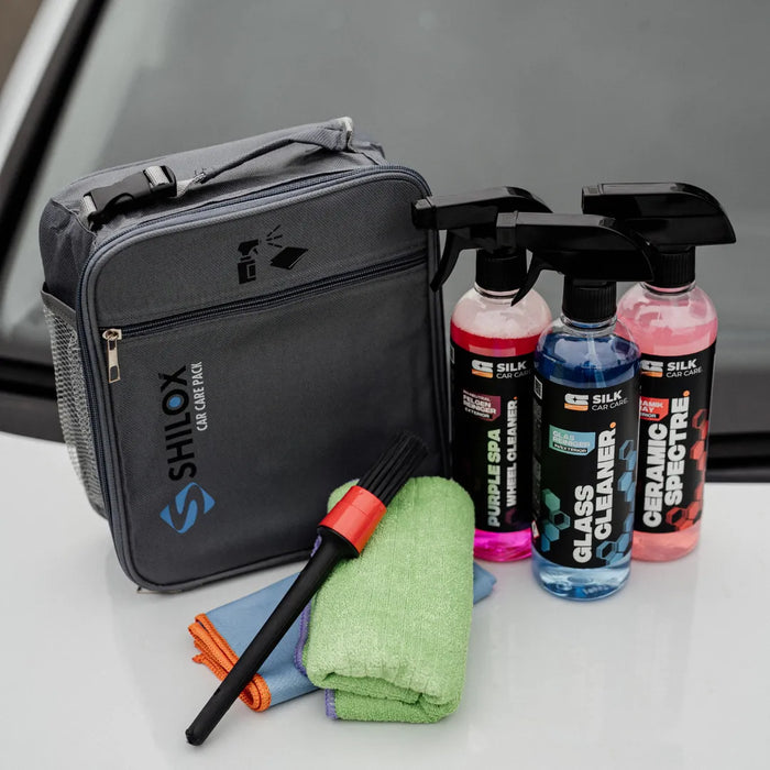 Inhalt des externen Pflegepakets mit Tasche mit Reinigern, Tüchern und Felgenbürste