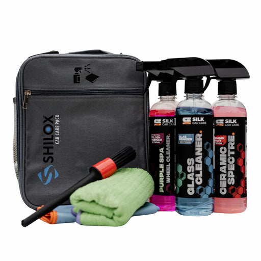 Externes Pflegepaket mit Tasche bestehend aus Reinigern, Mikrofasertüchern und Zubehör