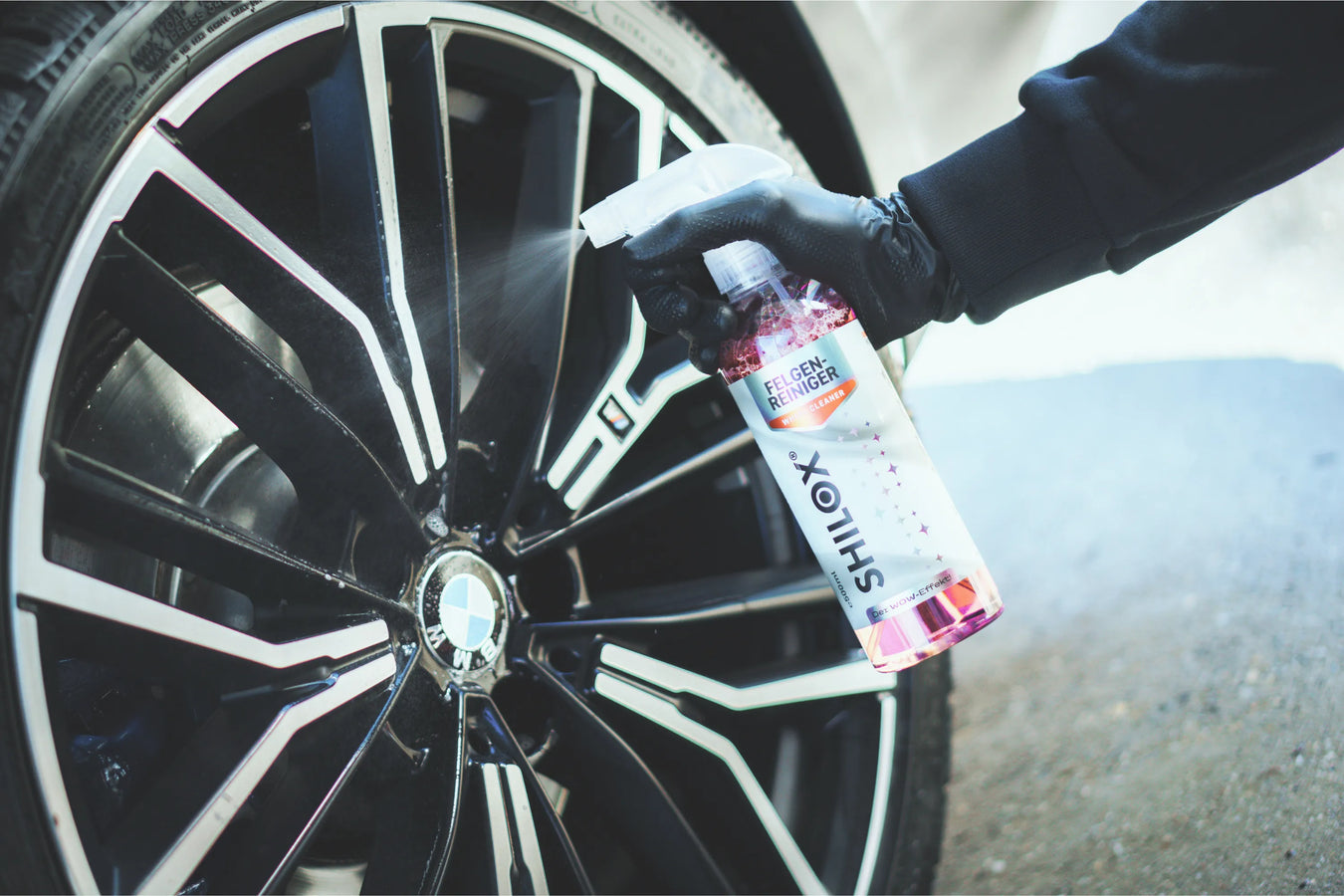 Nahaufnahme einer Autofelge während der Felgenreinigung mit Felgenreiniger-Spray