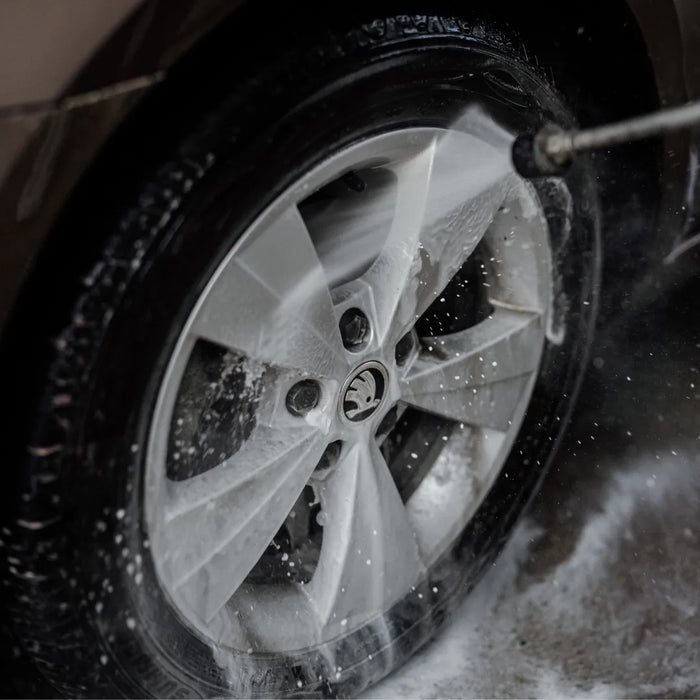 Abspülen der Felge nach der Reinigung – sauberes Ergebnis mit Purple Spa Wheel Cleaner