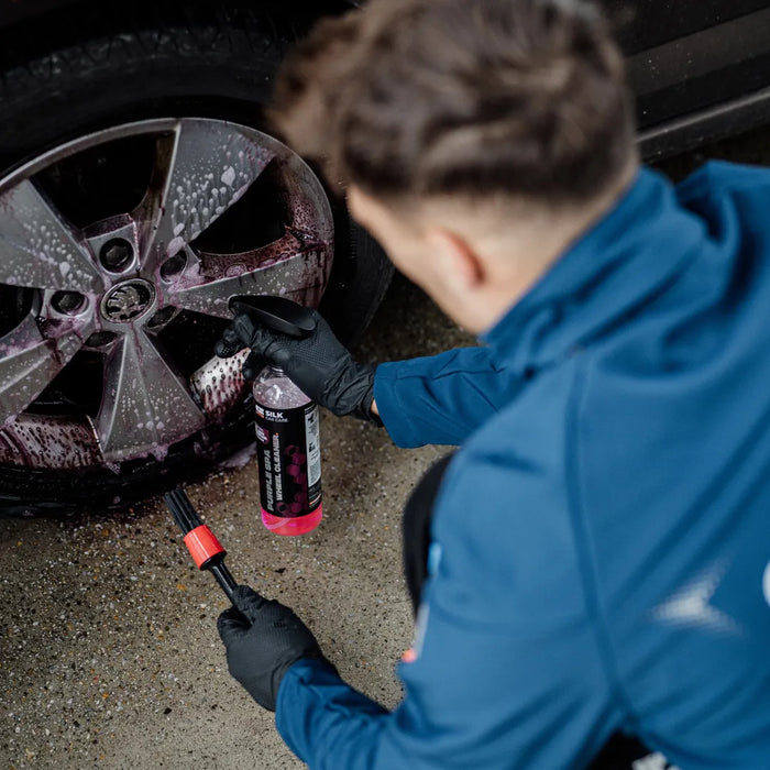 Felgenreinigungspaket bei der Anwendung zur gründlichen Reinigung von Autofelgen