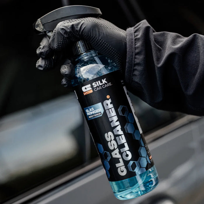 Glass Cleaner von Shilox in der Hand – professioneller Glasreiniger für klare Sicht