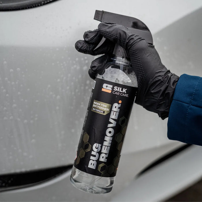 Insektenentferner wird auf die Fahrzeugkarosserie gesprüht, um Insektenreste schonend zu entfernen