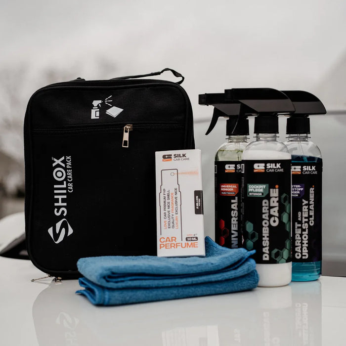 Internes Pflegepaket mit Tasche mit Innenraumreinigern, Autoparfum und Mikrofasertuch auf dem Auto