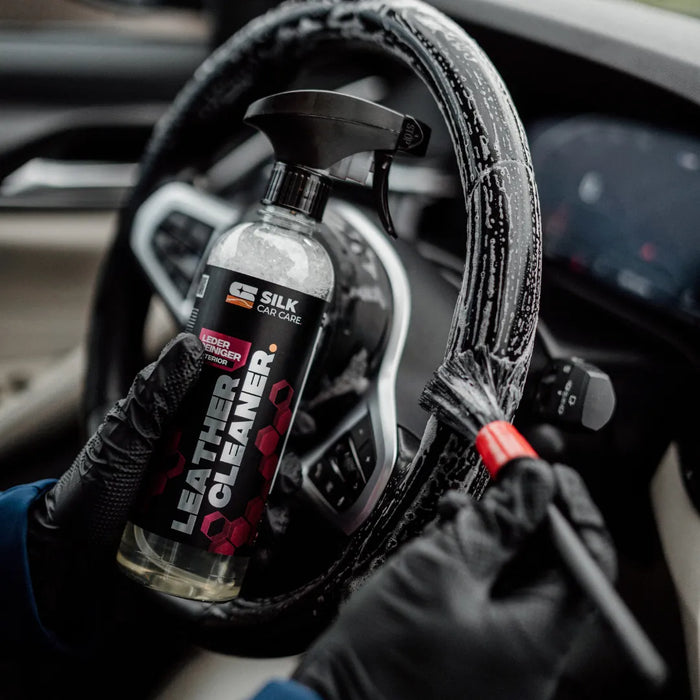 Anwendung von Lederreiniger bei der Reinigung eines Autolenkrads – Pflege von Lederoberflächen im Fahrzeuginnenraum