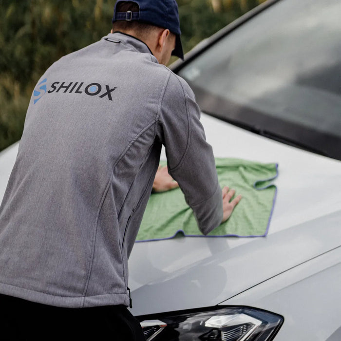 Fahrzeugtrocknung mit extra großem Mikrofasertuch auf dem Autolack