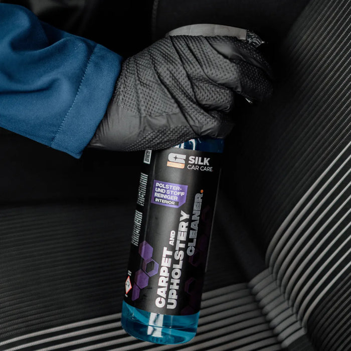 Polsterreiniger bei der Reinigung eines Autositzes im Innenraum