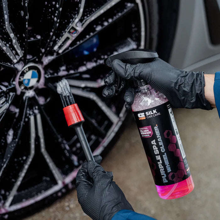 pH-neutrale Felgenreinigung mit Felgenreiniger und Bürste am Autofelgen