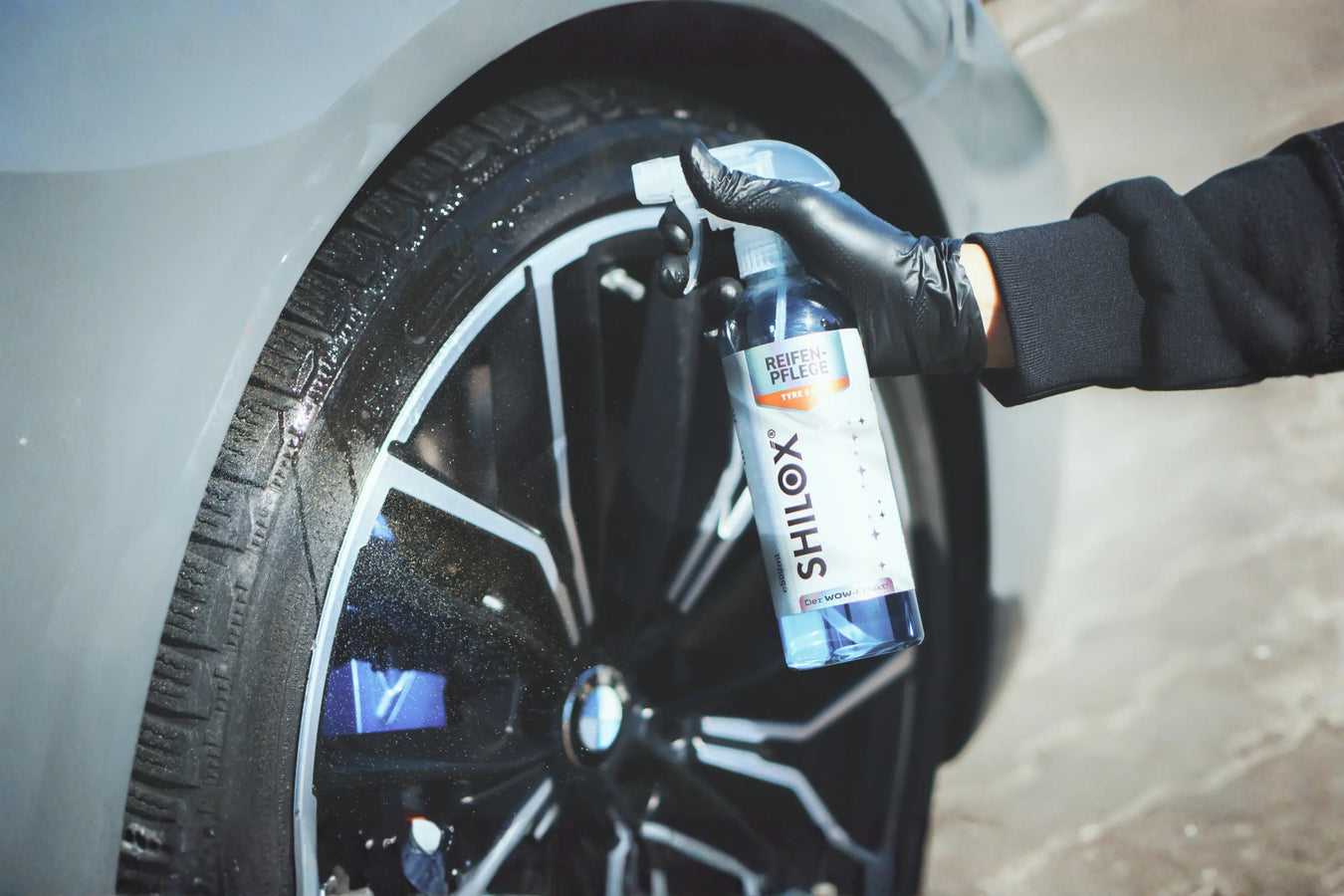 Reifenpflege Spray wird auf Autoreifen aufgetragen für intensiven Glanz und langanhaltenden Schutz