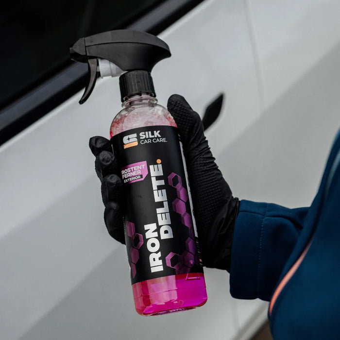 Rostentferner im Einsatz zur Entfernung von Flugrost und Eisenpartikeln auf dem Autolack