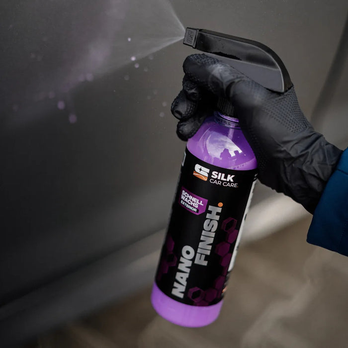Schnellwachs wird auf den Fahrzeuglack gesprüht für schnellen Glanz und Schutz