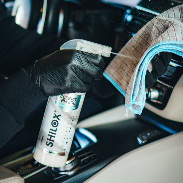 Anwendung von SHILOX Cockpitpflege mit Mikrofasertuch zur Reinigung und Pflege von Armaturen im Auto