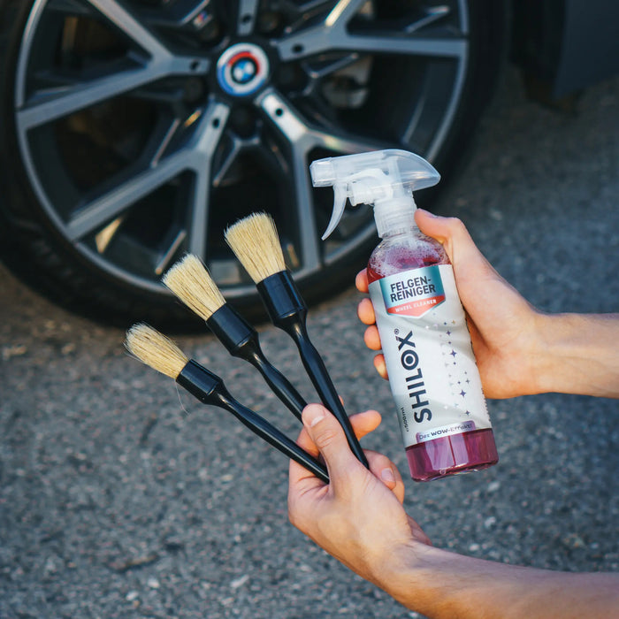 SHILOX Detailing-Pinsel-Set 3-teilig mit Felgenreiniger vor einem Autorad