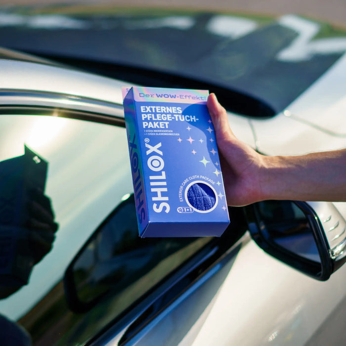 SHILOX externes Pflege-Tuch-Paket mit Mikrofasertuch und Glasreinigungstuch vor einem Auto