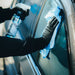 Reinigung einer Autoscheibe mit SHILOX Glasreinigungstuch