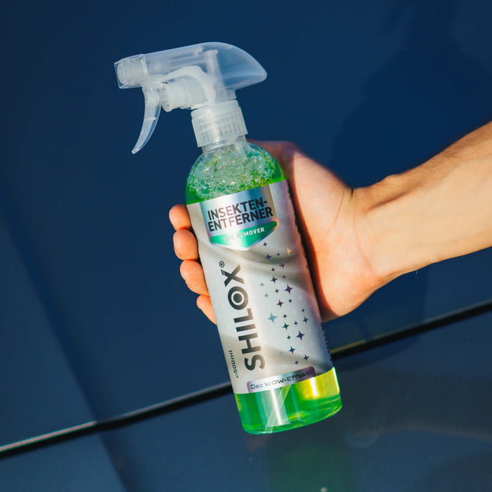 SHILOX Insektenentferner in einer 500-ml-Sprühflasche, gehalten vor einem Fahrzeug