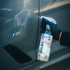 SHILOX Keramik Spray wird auf Autolack aufgetragen und sorgt für wasserabweisenden Schutz und glänzende Oberfläche