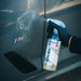 SHILOX Keramik Spray wird auf Autolack aufgetragen und sorgt für wasserabweisenden Schutz und glänzende Oberfläche