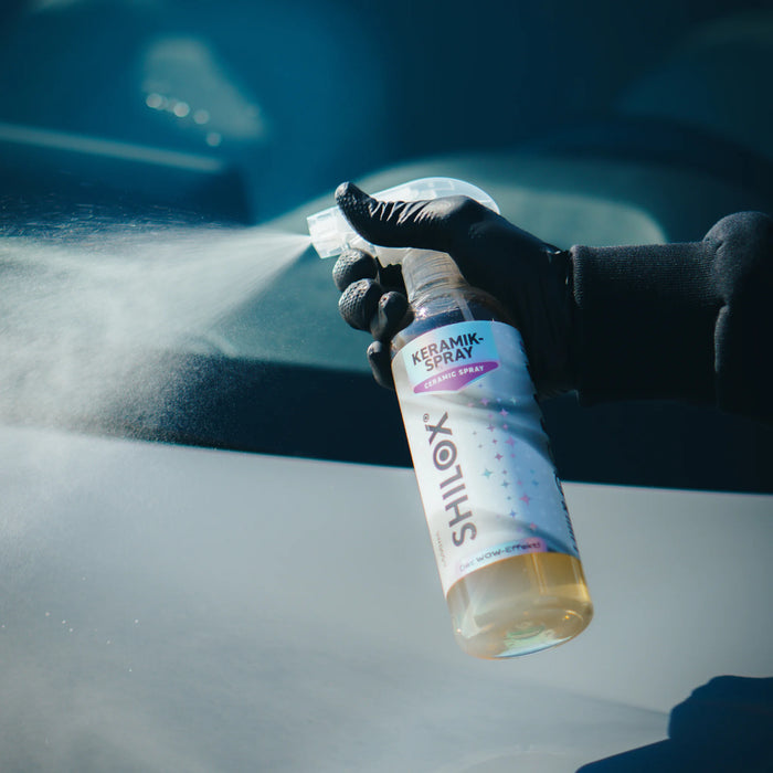 Anwendung von SHILOX Keramik Spray auf Autolack für spiegelnden Glanz und langanhaltenden Schutz
