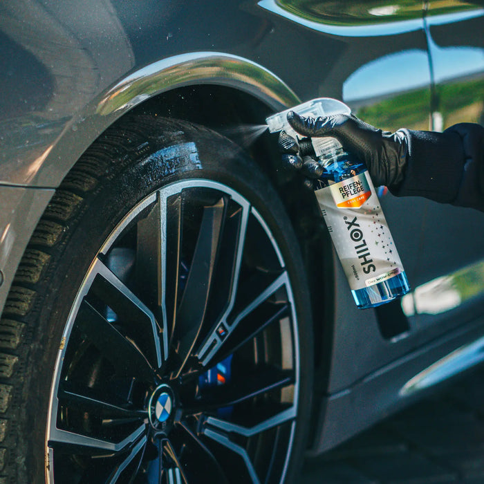SHILOX Reifenpflege Spray wird auf einen Autoreifen aufgetragen und sorgt für tiefschwarzen Glanz und gepflegte Gummioberfläche