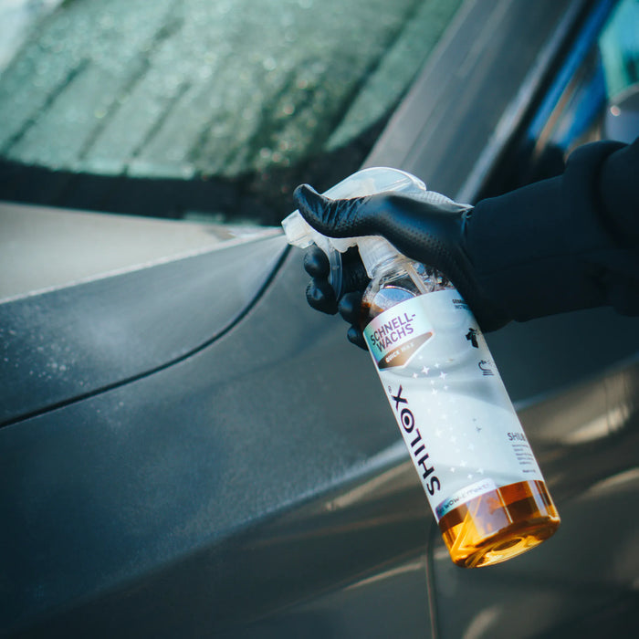 SHILOX Schnellwachs Spray wird auf Fahrzeugoberfläche aufgetragen für schnellen Glanz und Schutz des Autolacks