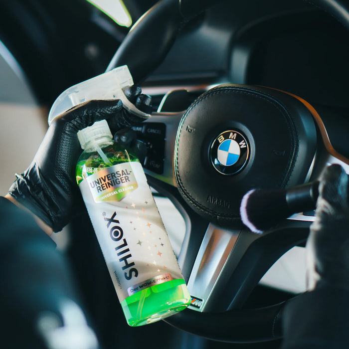 Anwendung von SHILOX Universalreiniger im Auto Innenraum mit Pinsel für präzise Reinigung von Armaturen und Lenkrad