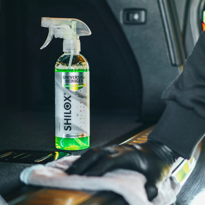 SHILOX Universalreiniger wird auf Kunststoffoberflächen im Auto angewendet für saubere und gepflegte Innenräume