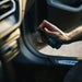 SHILOX Wild Essence Autoparfum wird im Fahrzeuginnenraum versprüht