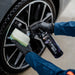 Tyre Shine 2.0 Reifenpflege bei der Anwendung auf Autoreifen mit Schwamm