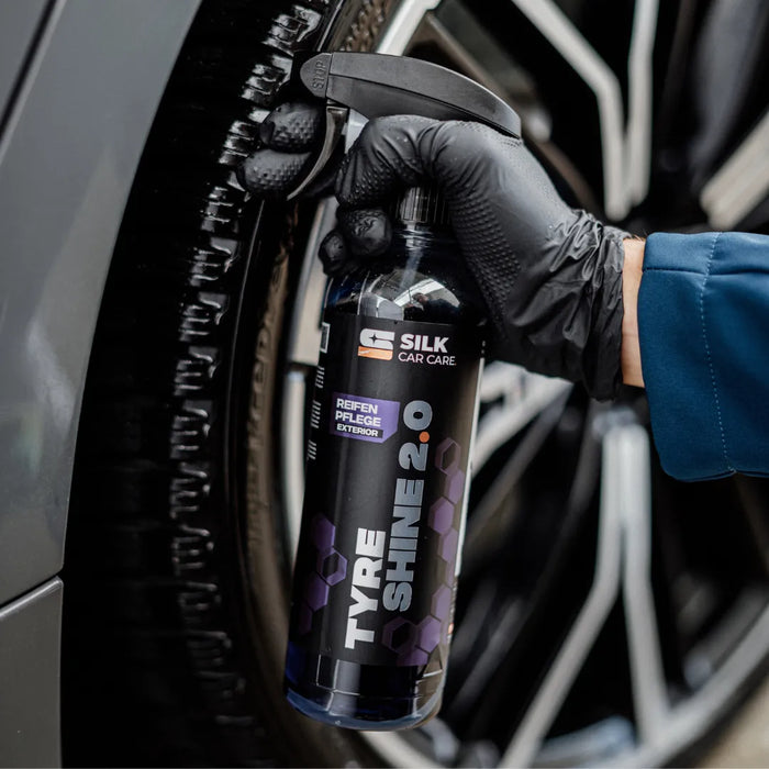 Tyre Shine 2.0 Reifenpflege wird auf den Autoreifen aufgesprüht