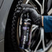 Tyre Shine 2.0 Reifenpflege wird auf den Autoreifen aufgesprüht