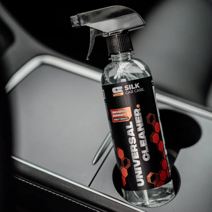 Universal Cleaner Anwendung im Fahrzeuginnenraum zur Reinigung von Oberflächen