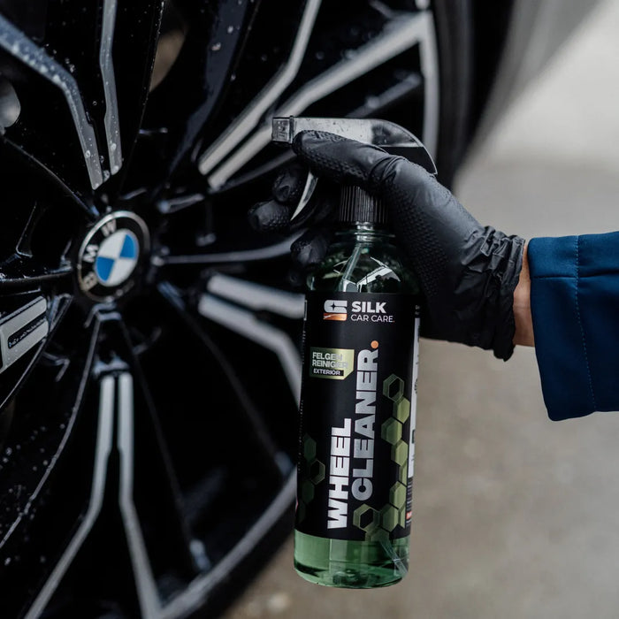 Wheel Cleaner Felgenreiniger bei der Anwendung auf einer BMW-Alufelge