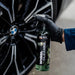 Wheel Cleaner Felgenreiniger bei der Anwendung auf einer BMW-Alufelge