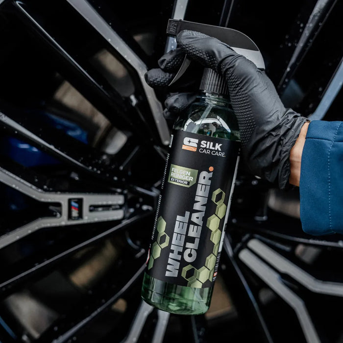Felgenreinigung mit Wheel Cleaner auf schwarzer Alufelge